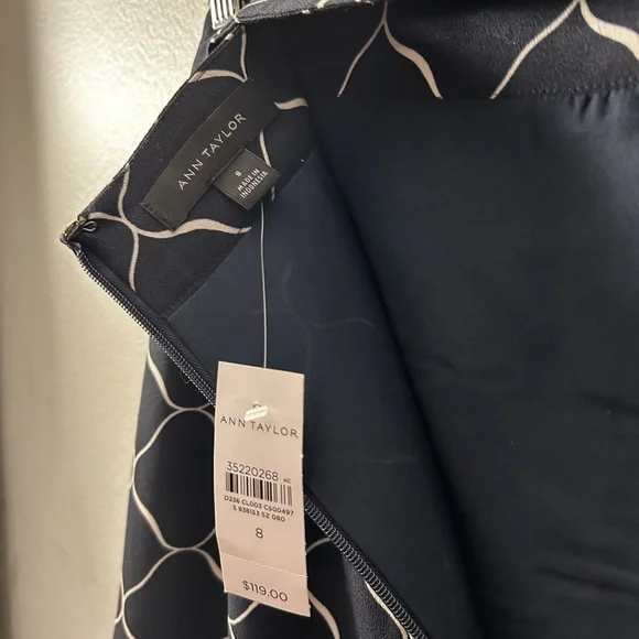 NWT Unique Cut Ann Taylor Size 8 Skirt Blue Patterned with Lining - Picture 2 of 8